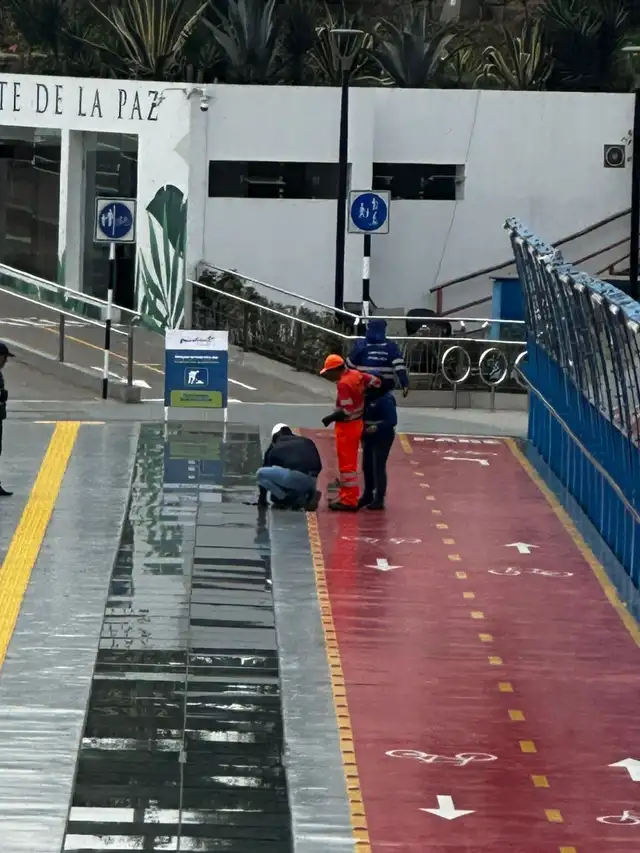 Arreglo de baldosas en horas de la mañana. Arreglo de baldosas en horas de la mañana.