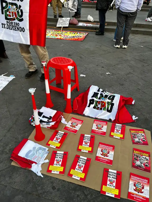 Ofrecen la Constitución Política en marcha del 25 de octubre en el Centro de Lima.