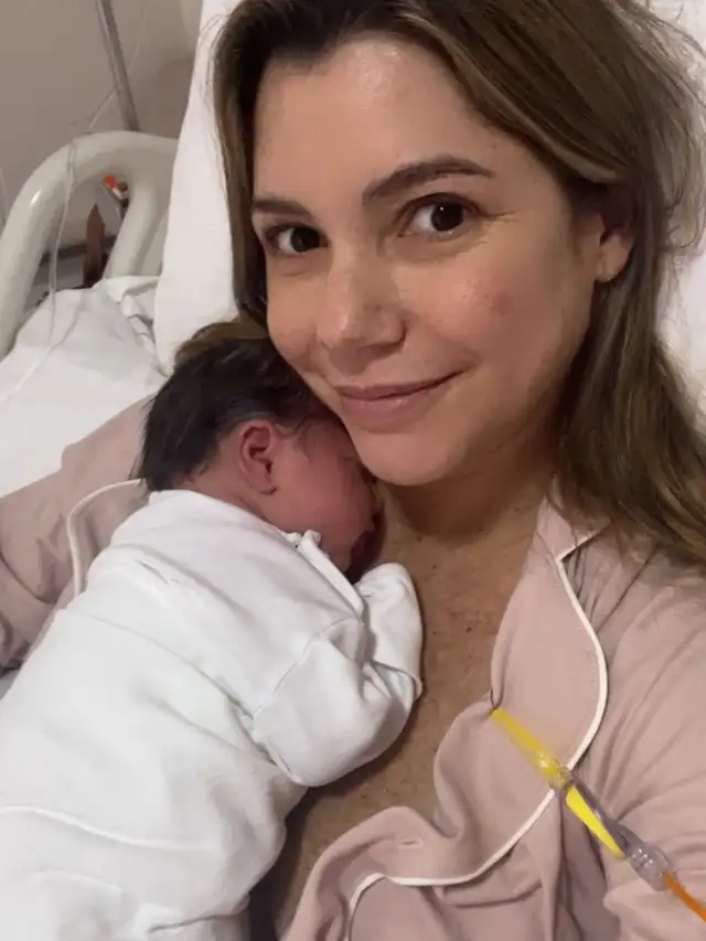  Alexandra Hörler junto a su bebé Isabella. Foto: Instagram   