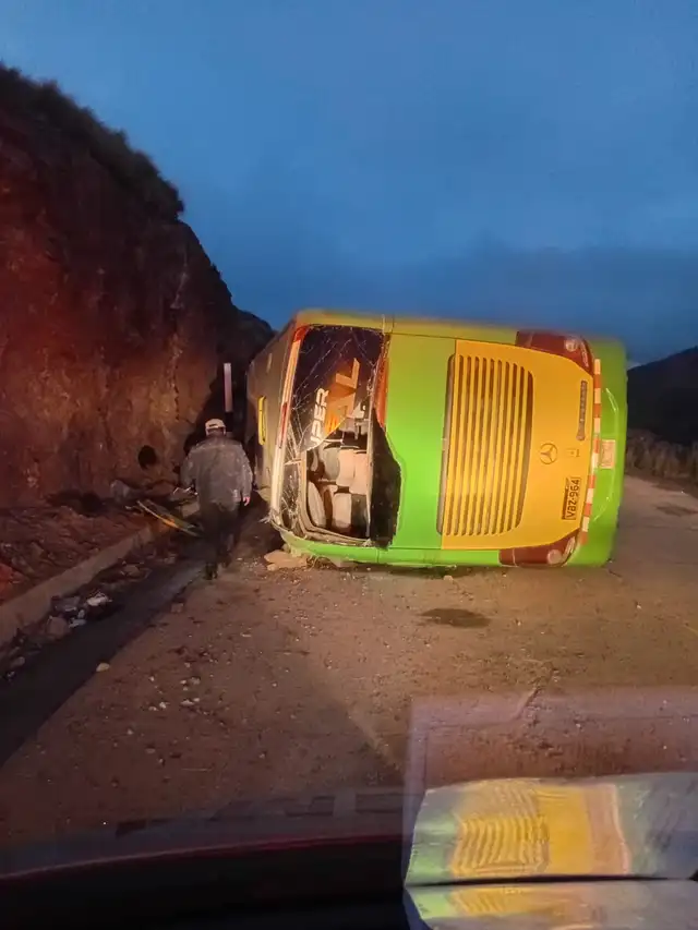 El bus turístico quedó volcado en la vía. Foto: GORE Cusco El bus turístico quedó volcado en la vía. Foto: GORE Cusco