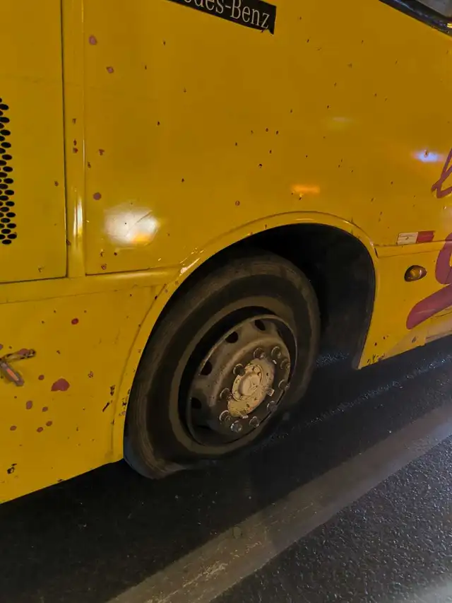  El ataque con granada destrozó la llanta superior izquierda del vehículo. Foto: La República   
