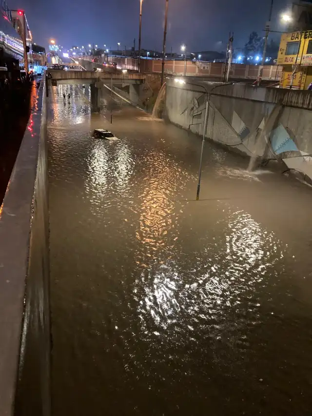 Lluvias en Arequipa provocan aniegos y rescate de pasajeros en bus inundado. Foto: HBA   