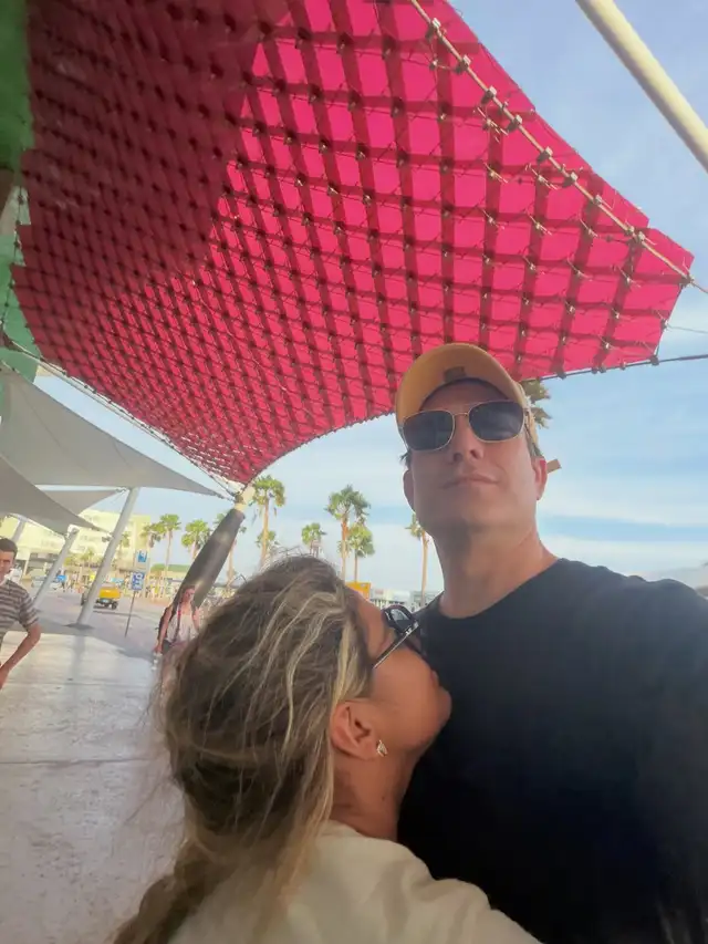 El conductor de TV también presumió sus vacaciones en Aruba, sugiriendo que la crítica debería ahorrar para un viaje. Foto: Instagram/Paco Bazán