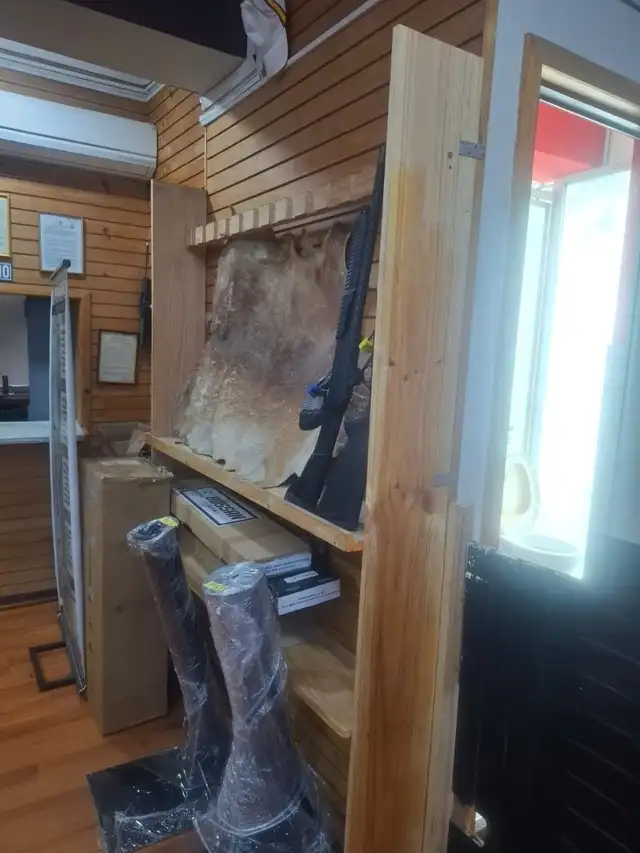Fotografías muestran los espacios vacíos que dejaron los delincuentes tras el robo en la tienda de armas. Fotografías muestran los espacios vacíos que dejaron los delincuentes tras el robo en la tienda de armas.