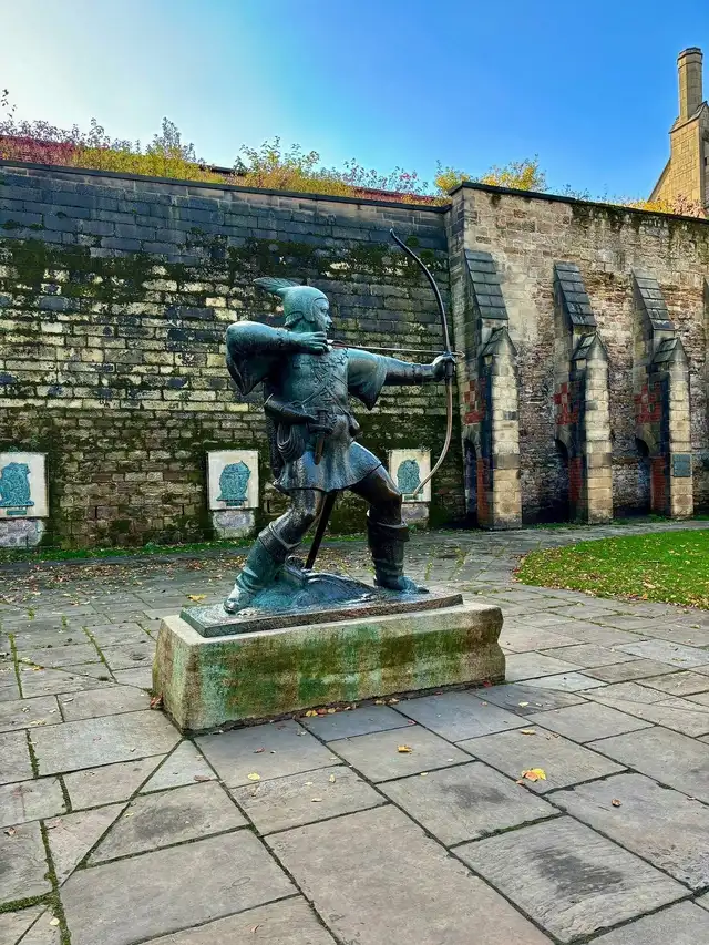 Estatua de Robin Hood es un monumento de bronce de 2.1 metros de altura situado a las afueras del Castillo de Nottingham en Inglaterra. Estatua de Robin Hood es un monumento de bronce de 2.1 metros de altura situado a las afueras del Castillo de Nottingham en Inglaterra.