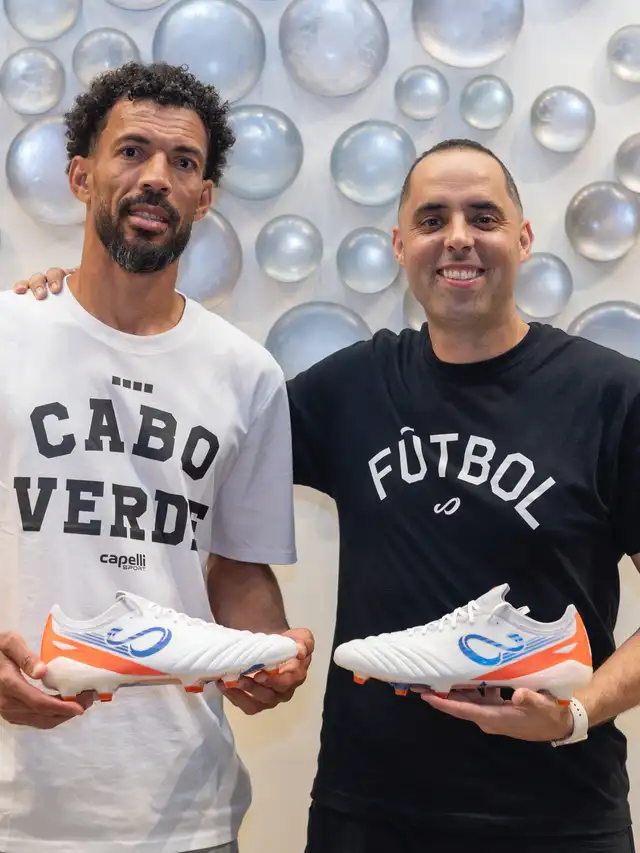El golero caboverdiano Vozinha y Santiago Halty, el argentino creador de los botines de la marca que usa. Foto: Senda Athletics El golero caboverdiano Vozinha y Santiago Halty, el argentino creador de los botines de la marca que usa. Foto: Senda Athletics