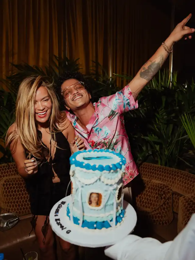 Karol G publicó cariñosas fotos junto a Bruno Mars el 29 de agosto