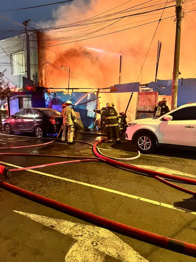 Bomberos trabajan para contener la emergencia