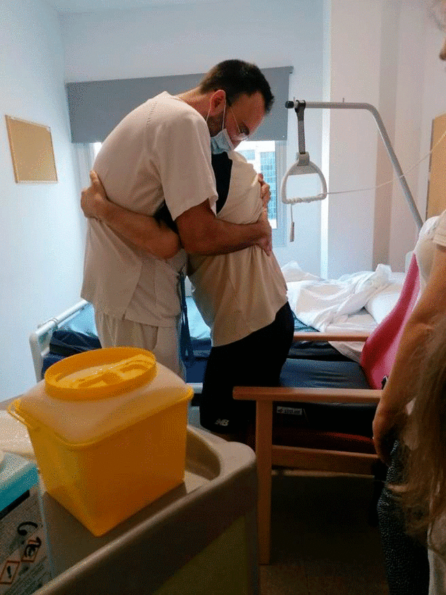 El abrazo de despedida entre Juan Miguel y Marc. Foto: SMM.