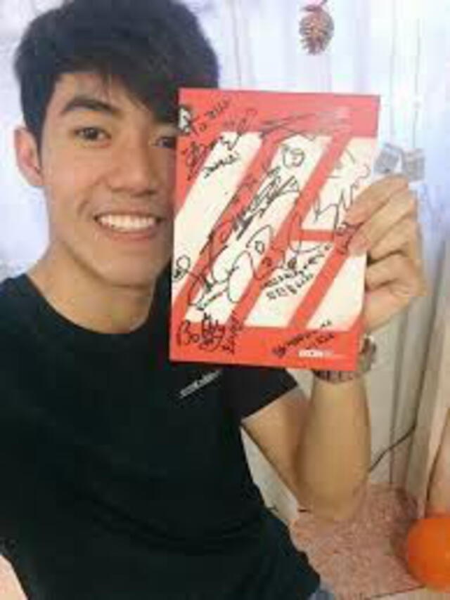Amigo de Lisa posando con el álbum de iKON autografiado por todos los miembros. Foto: Instagram