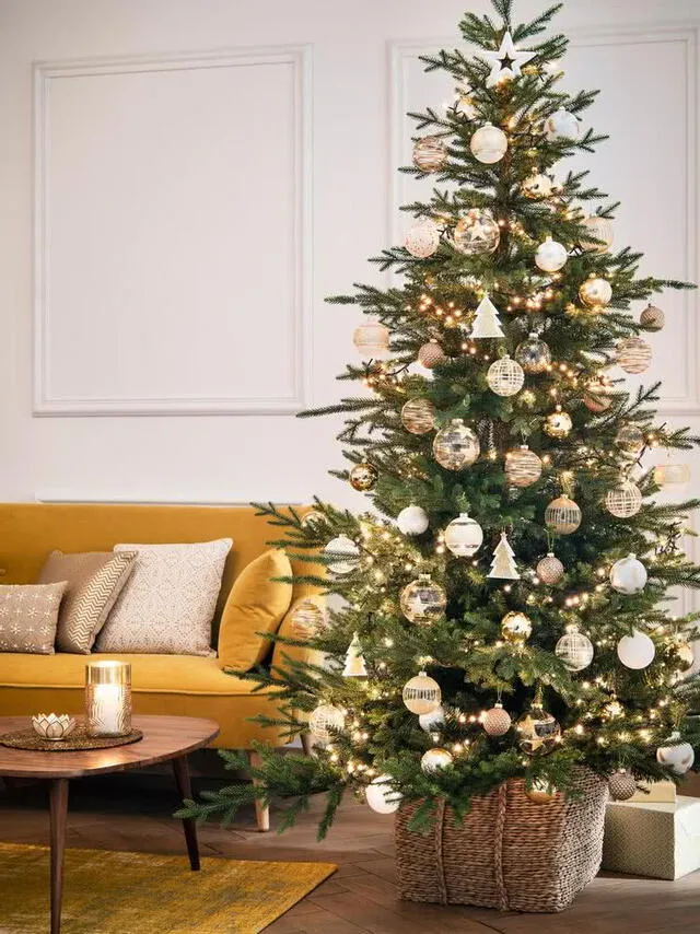 Árbol de Navidad con detalles dorados. Foto: Decoraideas