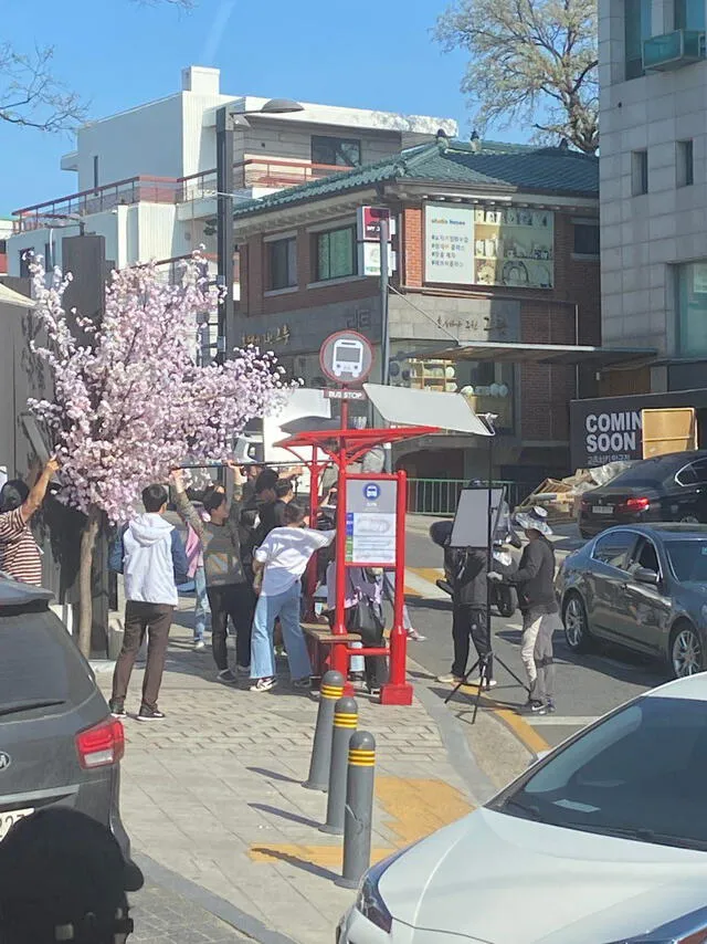 Grabaciones de Love Alarm 2 en Samcheong-dong, frente a la Biblioteca Jeongdok. Foto: Twitter.