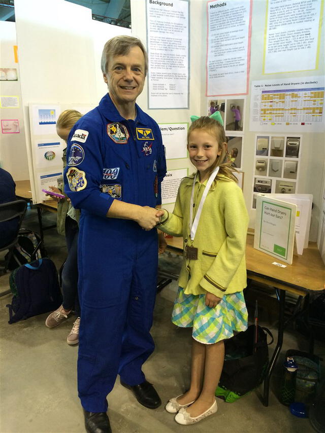 Nora Keegan presentó su investigación y tuvo la oportunidad de conocer al astronauta canadiense Robert Thirsk.