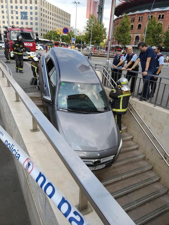 El coche accidentado en Barcelona, atendido por los servicios de seguridad (LVD)