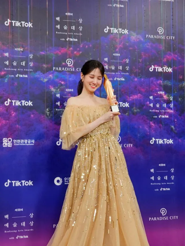 Park Eun Bin posa junto al trofeo de los Baeksang Arts Awards 2023. Foto: News1   