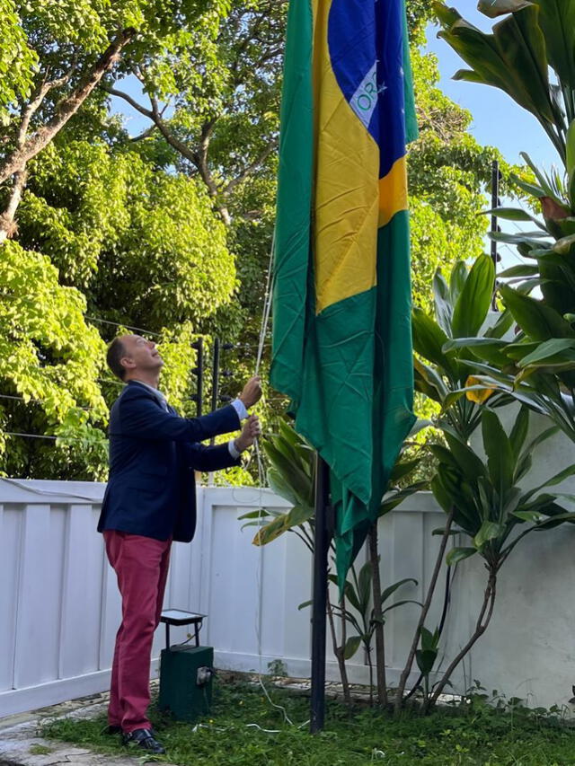 Izan bandera de Brasil en embajada de Argentina de Venezuela. Foto: Diana Mondino/Twitter   