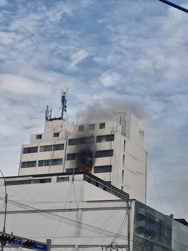 Incendio genera preocupación en los ciudadanos que se encuentran por el Centro de Lima