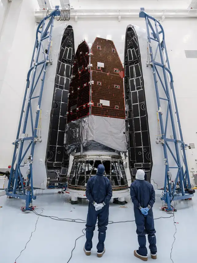 La cofia de 13 metros de altura envuelve la nave espacial y está montada sobre el cohete Falcon Heavy. Foto: NASA