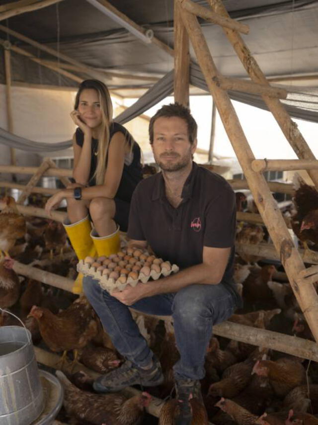 María Grazia Gamarra y Heinz Gildemeister en su granja de gallinas. Foto: María Grazia Gamarra / Instagram