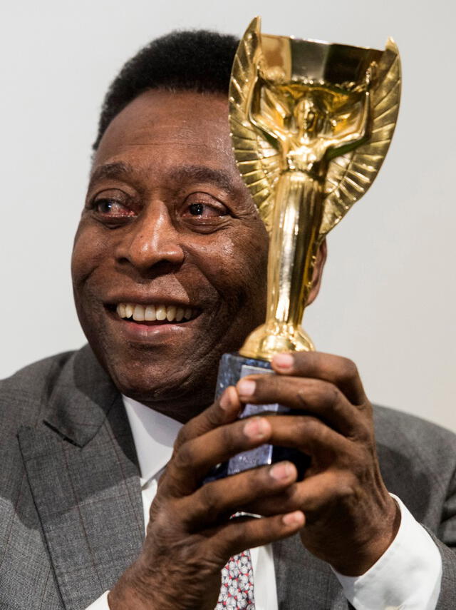 Como jugador, Pelé levantó la Copa Jules Rimet tres veces. Actualmente, la CBF tiene una réplica por la pérdida del trofeo original. Foto: EFE