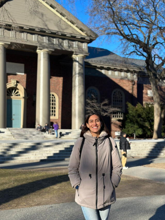  Andrea al inicio de su maestría en Harvard, año 2022. Foto: archivo de la familia    