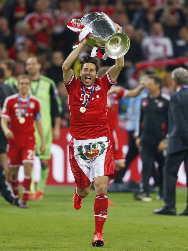  Claudio Pizarro levantó la 'Orejona' en 2013 con el Bayern Múnich, club con el que renovó a los 34 años. Foto: Socios del Balón.<br><br>    