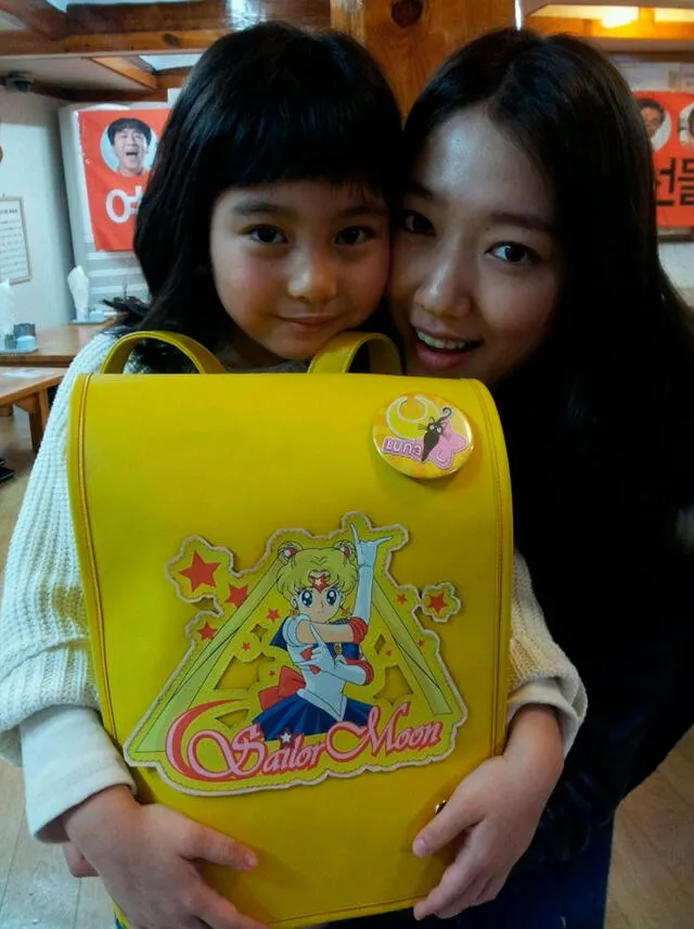 Park Shin Hye junto a Kal So Won posando con la mochila de Sailor Moon, obsequio del actor Ryu Seung Ryong.