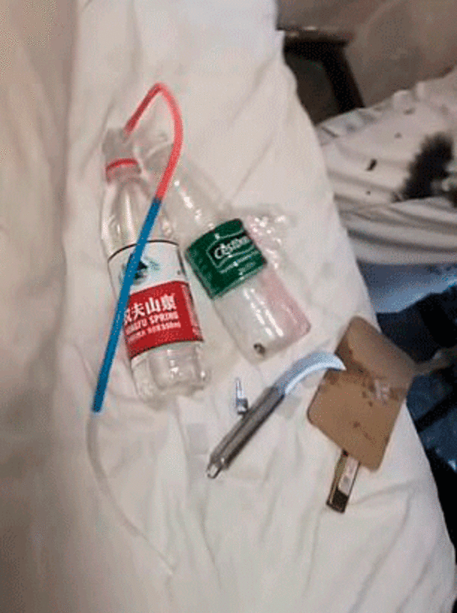 La policía halló botellas de metanfetamina en la habitación donde estaba la pareja. Foto: Weibo.