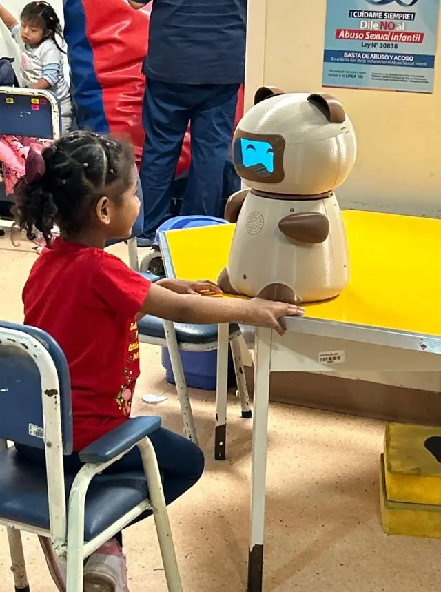 Niña interactuando con Ropi. Foto: Sebastián Caballa   