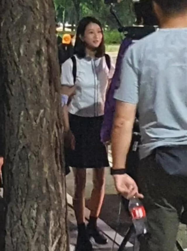 Seo Ye Ji con el cabello corto y  vistiendo uniforme escolar durante las grabaciones de It’s okay to not be okay. Crédito:  DCinside