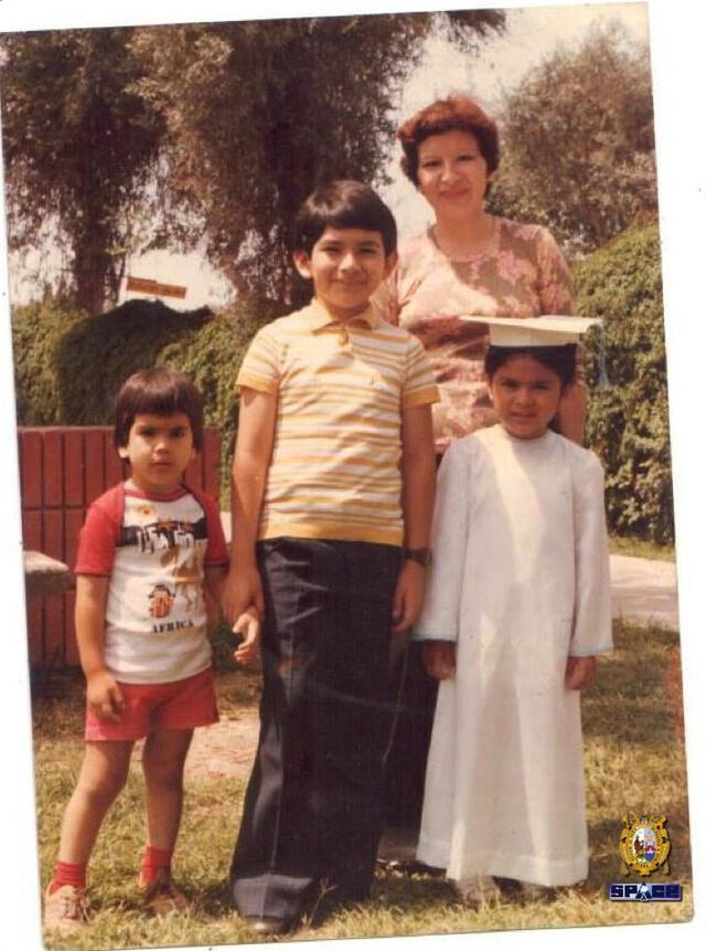  María Luisa Aguilar Hurtado junto a sus hijos. Foto: Space UNMSM/YouTube    