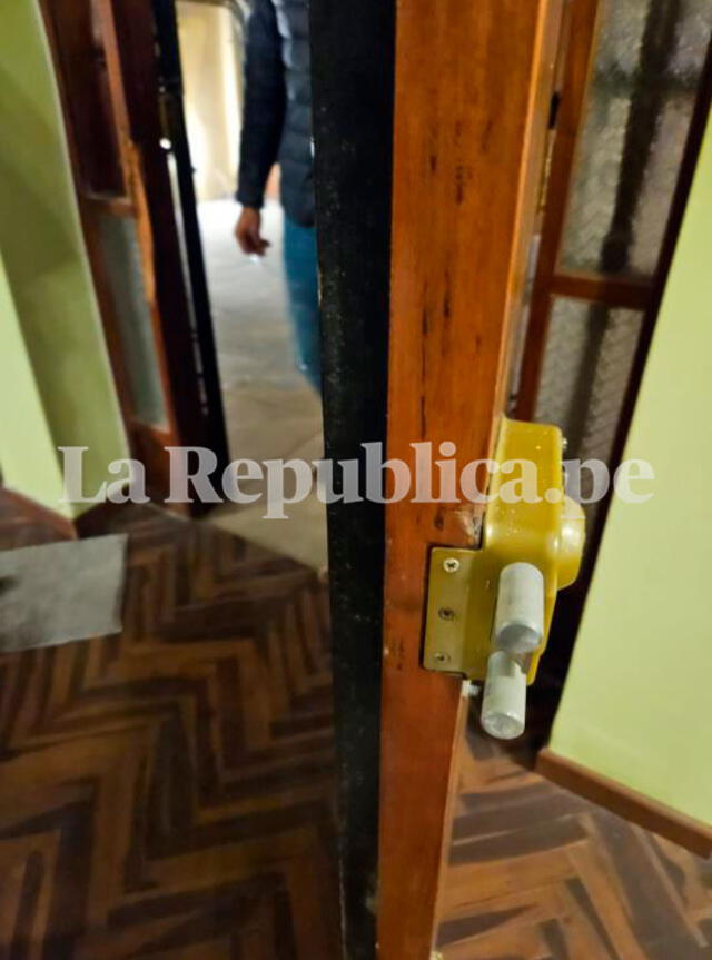  Así quedó la puerta de la casa de Carlos Álvarez. Foto: La República    