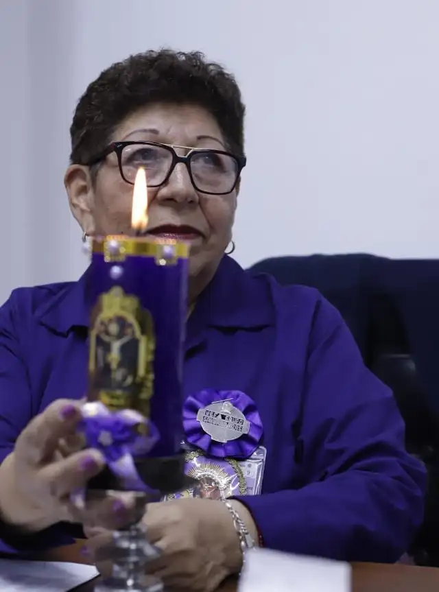 Pertener al Grupo de sahumadora no es exclusivo, la jefa hermana dice que Dios abraza a todos que buscan el camino de fe. Foto: Sebastián Blanco.   