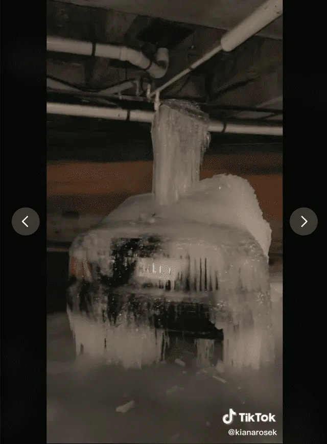 Una usuaria de Dallas, Texas, reportó que su automóvil quedó cubierto de hielo tras una fuga en las tuberías. Foto: captura en TikTok / @kiararosek