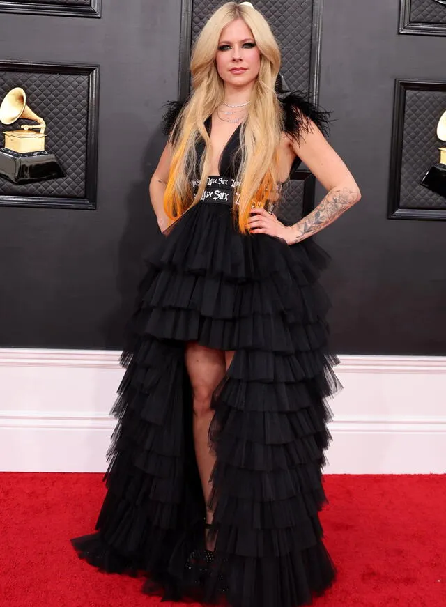 Avril Lavigne llega a la gala fiel a su estilo.