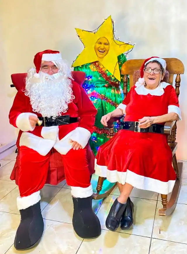 Tiktoker se disfraza de árbol navideño y sus familiares como Papá Noel y Mamá Noela Tiktoker se disfraza de árbol navideño y sus familiares como Papá Noel y Mamá Noela