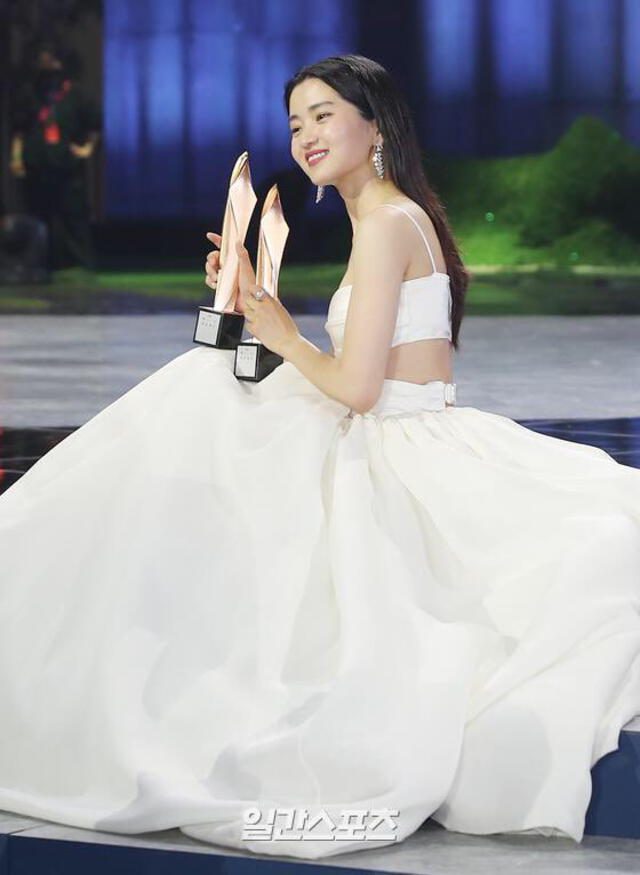 Kim Tae Ri ganó como actriz más popular y como mejor actriz en los Baeksang Arts Awards 2022. Foto: vía Ilgan Sports