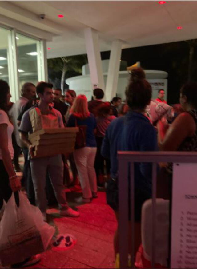 Joe Jonas repartiendo pizzas. Foto: captura/Twitter