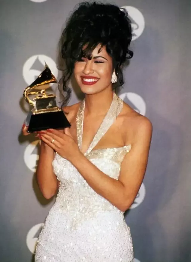 Vestido original utilizado por Jennifer López durante la filmación de la escena de la entrega de Grammys.