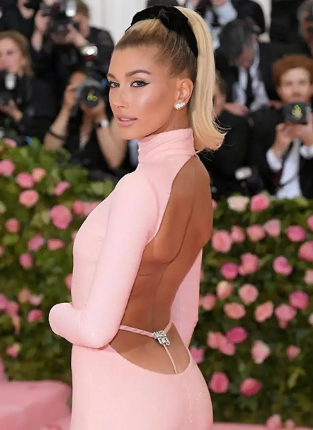 Hailey Baldwin es una modelo de 23 años. Hailey Baldwin es una modelo de 23 años.