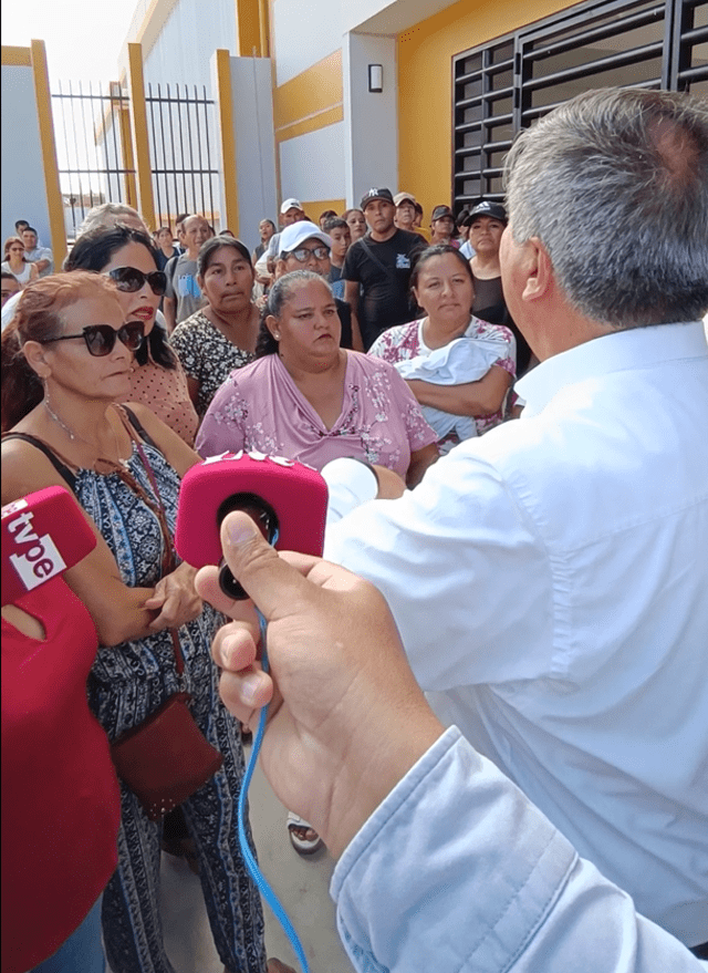  Ministro del MTC, Raúl Pérez- Reyes, explicando a los padres de familia las razones de la ausencia de agua. Sin embargo, al retirarse, agregó: "Este tema lo verá el alcalde". Foto: La República    