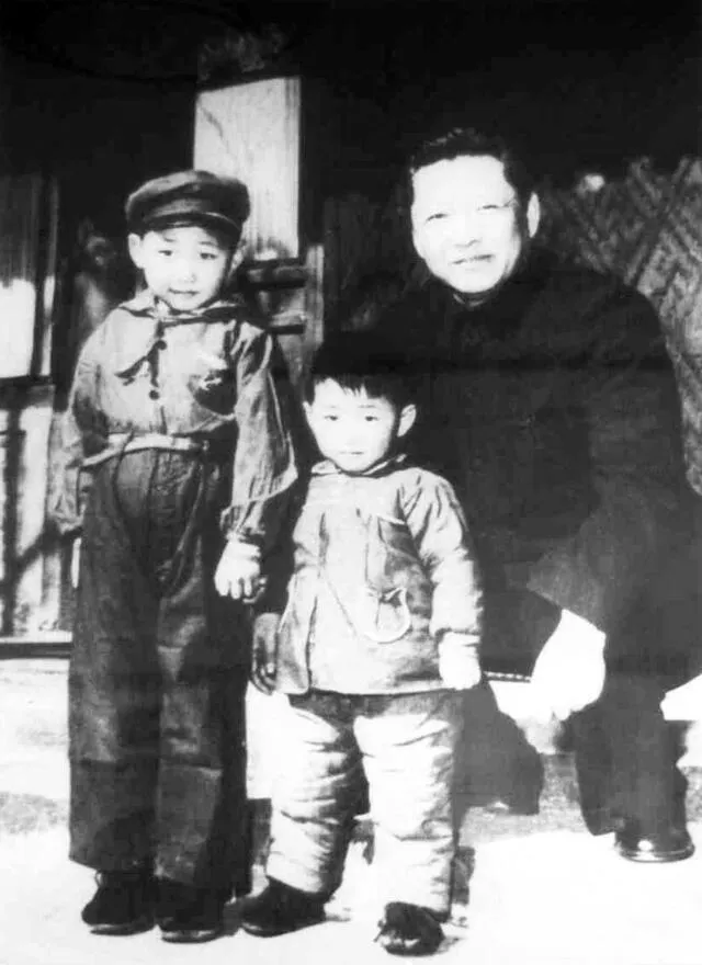 Xi Jinping junto con su padre Xi Zhongxun, un revolucionario comunista que ocupó varios cargos en el Congreso Nacional Popular. Foto: History/Newscom   