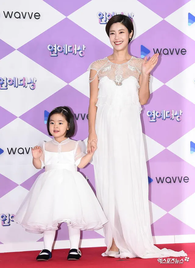 Lee Yoon Ji y su hija.