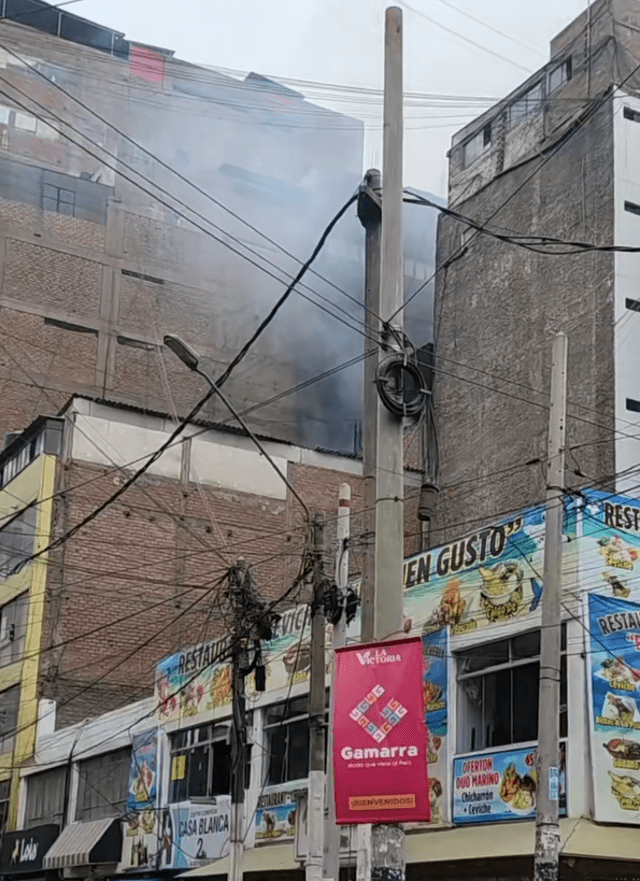 Zona del emporio comercial de Gamarra se ha llenado de humo a causa del incendio. Foto: Captura TikTok   