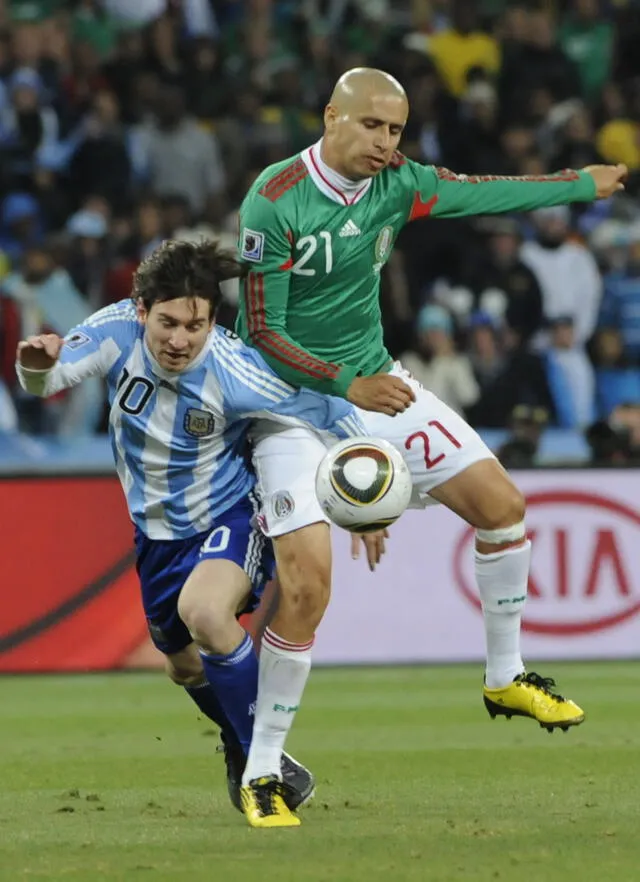 Adolfo Bautista y Lionel Messi en la victoria 3-1 de Argentina entre México en el 2010. Foto: AFP