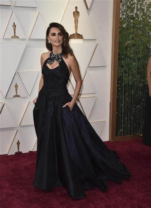 Penélope Cruz en la alfombra roja en los Oscar 2022. 