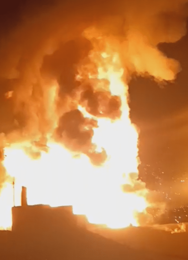 Intensa humareda por incendio en fábricas de la exzona comercial. Foto: difusión Intensa humareda por incendio en fábricas de la exzona comercial. Foto: difusión