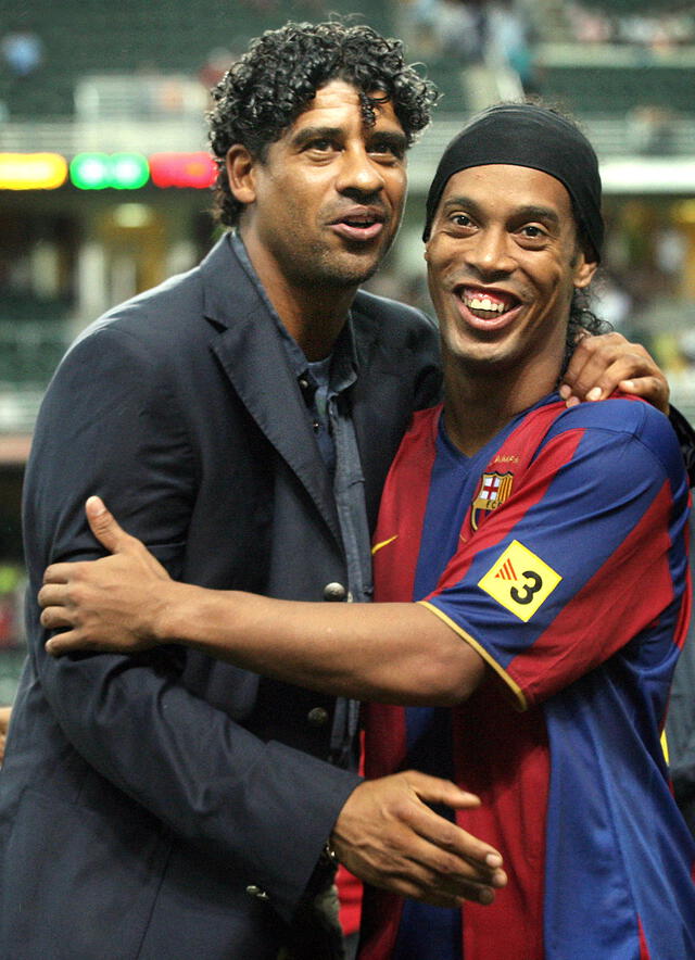 Frank Rijkaard y Ronaldinho en su etapa en el FC Barcelona. Foto: AFP
