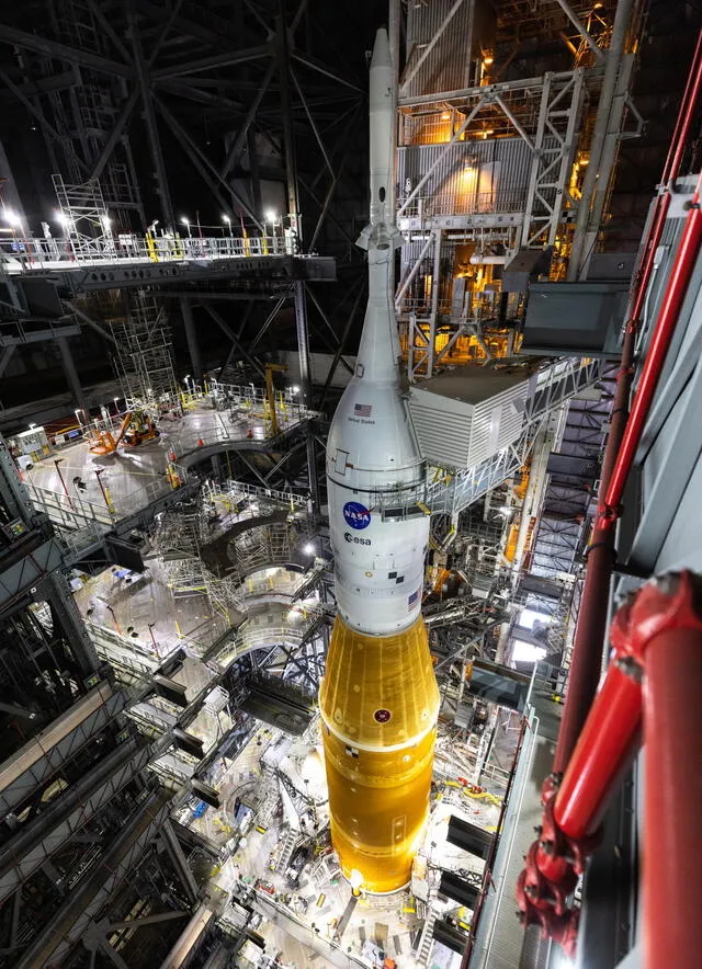 La nave Orión, acoplada en la cima del cohete Space Launch System (SLS), viajará rumbo a la Luna en una misión de 42 días. Foto: NASA.