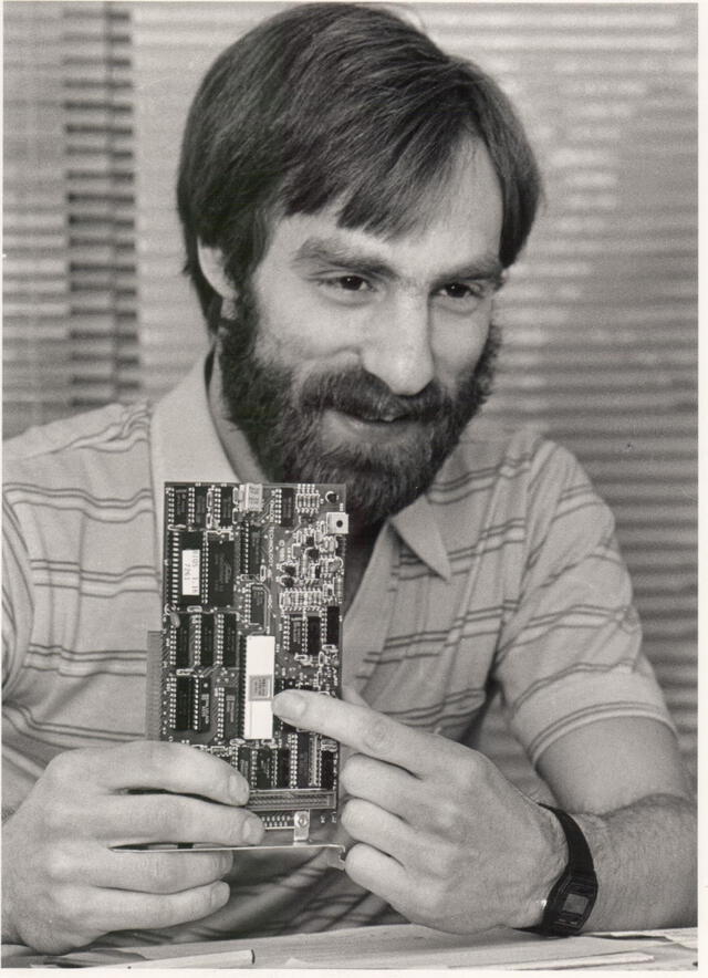 Tim Paterson nació en 1956 y actualmente tiene 68 años. Foto: Internet Tim Paterson nació en 1956 y actualmente tiene 68 años. Foto: Internet